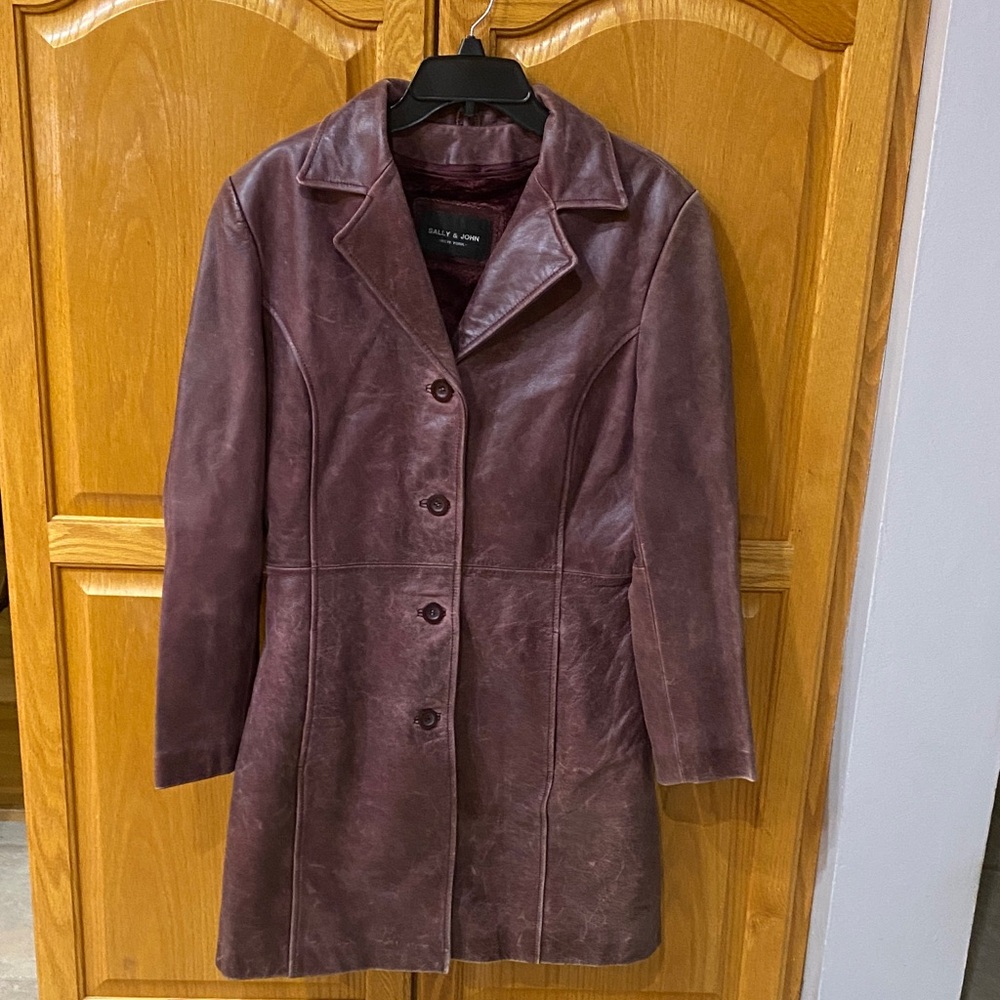 Elegant Women's Leather Jacket. Size small